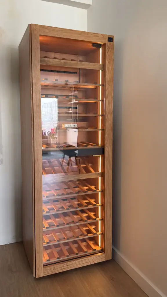 Vinoteca de doble temperatura en roble, diseñada a medida para un particular en Madrid.