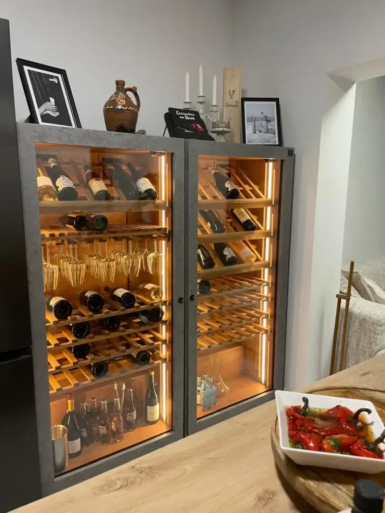 vinoteca a medida con efecto de microcemento, para casa en Rumania