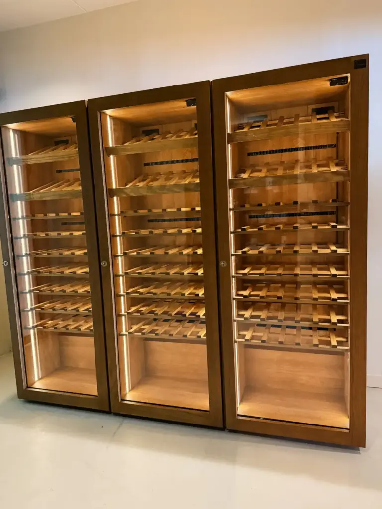 Vinoteca a medida para restaurante con iluminación LED y acabado en madera de roble.