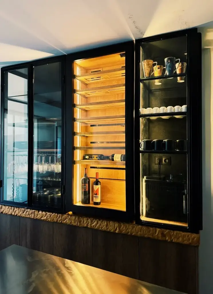 vinoteca a medida encastrada en mueble