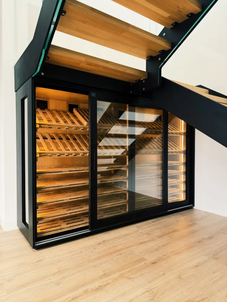 Vinoteca bajo escalera